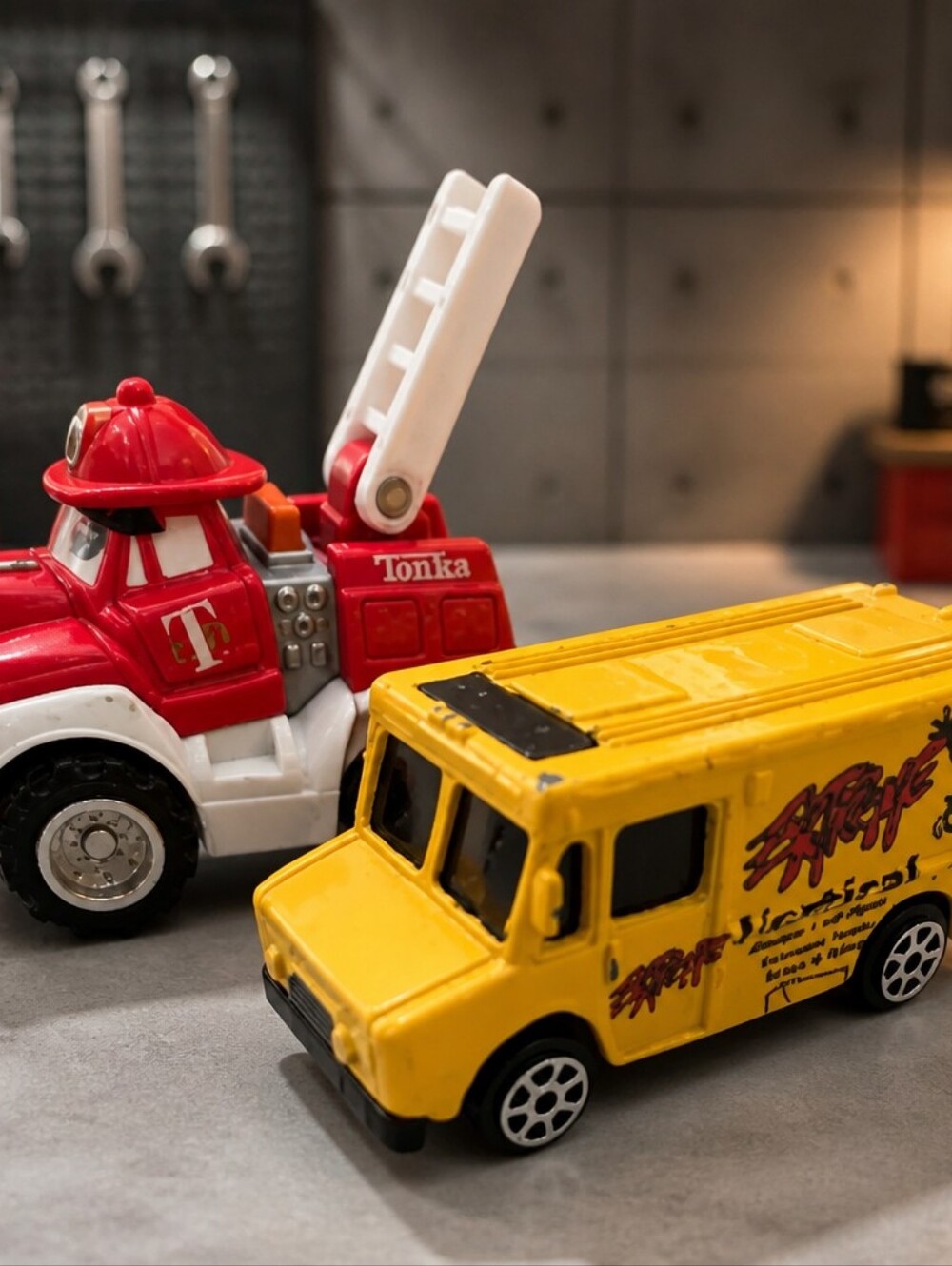 Maisto Extreme Vertical Skateboarding Truck & The 2000 Tonka Fire Truck